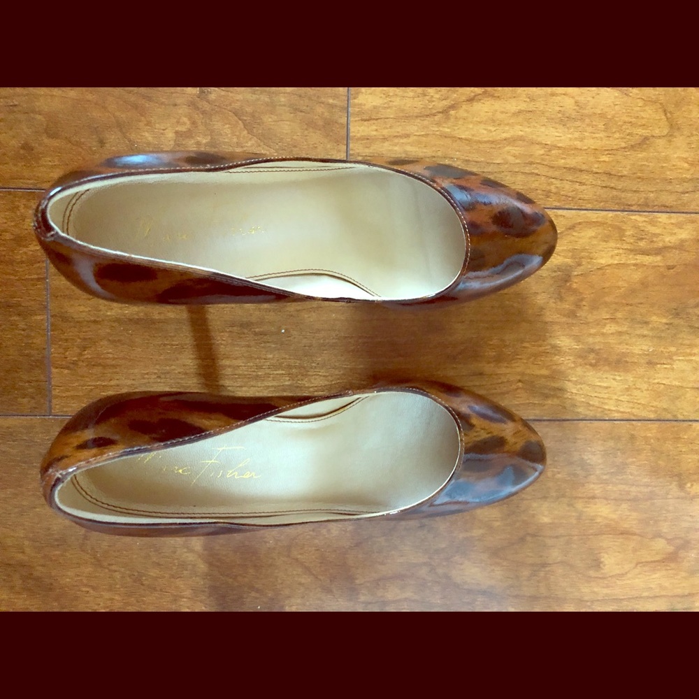 Tiger design pattern leather pumps